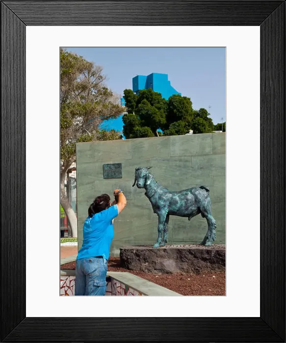 Framed Print : Monumento a la cabra majorera en Paseo Marítimo Framed Print : Monumento a la cabra majorera en Paseo Marítimo