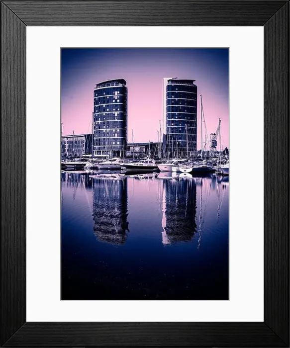 Framed Print : Modern quayside property developments in Chatham Framed Print : Modern quayside property developments in Chatham