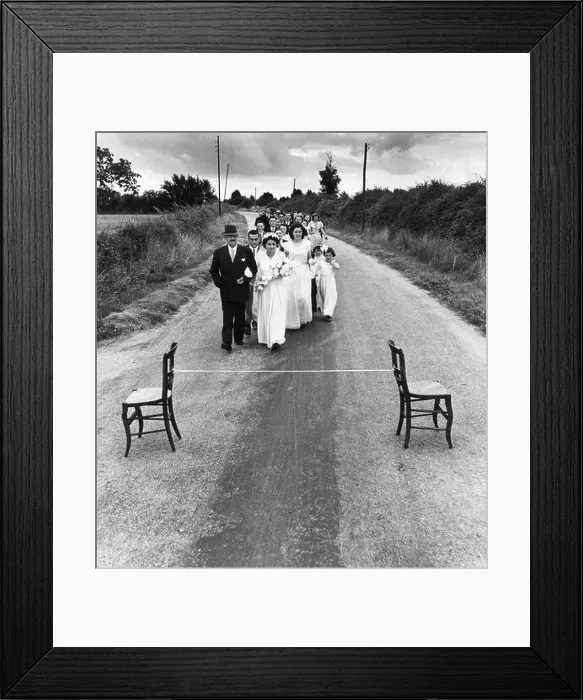 Framed Print : Le ruban de la mariée (Das Lösegeld für die Braut). Museum: Privatsammlung. Author: ROBERT DOISNEAU Framed Print : Le ruban de la mariée (Das Lösegeld für die Braut). Museum: Privatsammlung. Author: ROBERT DOISNEAU