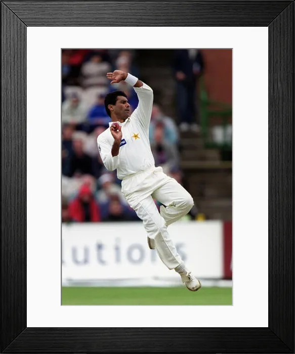 Framed Print : WAQAR YOUNIS PAKISTAN HEADINGLEY LEEDS 02 June 2001 Framed Print : WAQAR YOUNIS PAKISTAN HEADINGLEY LEEDS 02 June 2001