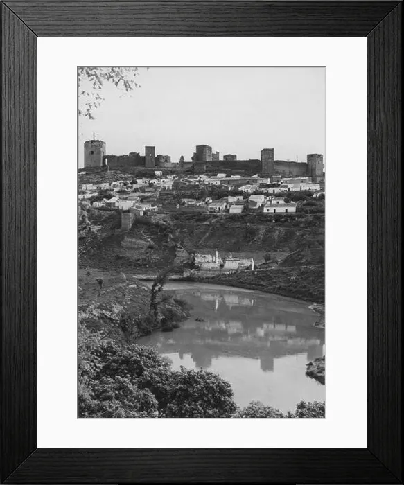 Framed Print : España. Vista general de la ciudad y el castillo de Alcalá de Guadaira (Sevilla). Años 1950 Framed Print : España. Vista general de la ciudad y el castillo de Alcalá de Guadaira (Sevilla). Años 1950