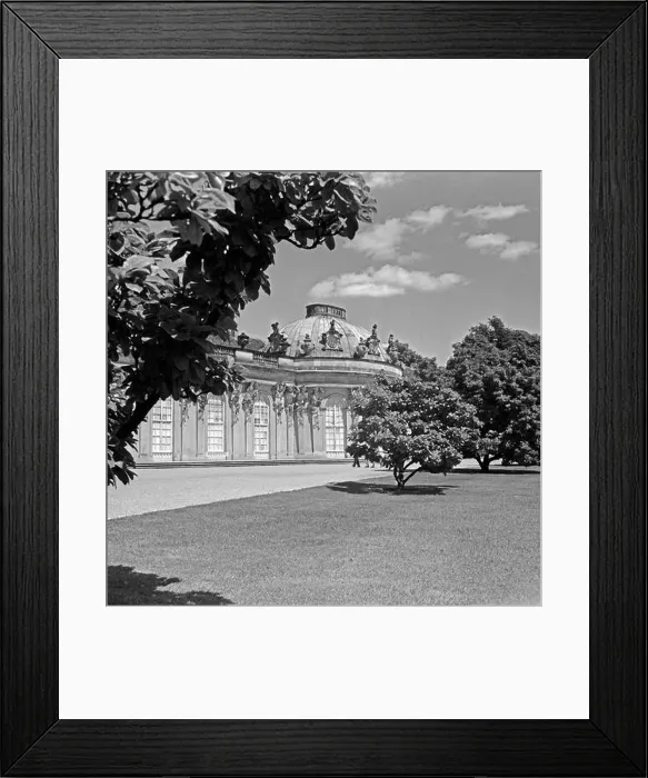 Framed Print : Die Südseite von Schloß Sanssouci in Potsdam bei Berlin Framed Print : Die Südseite von Schloß Sanssouci in Potsdam bei Berlin