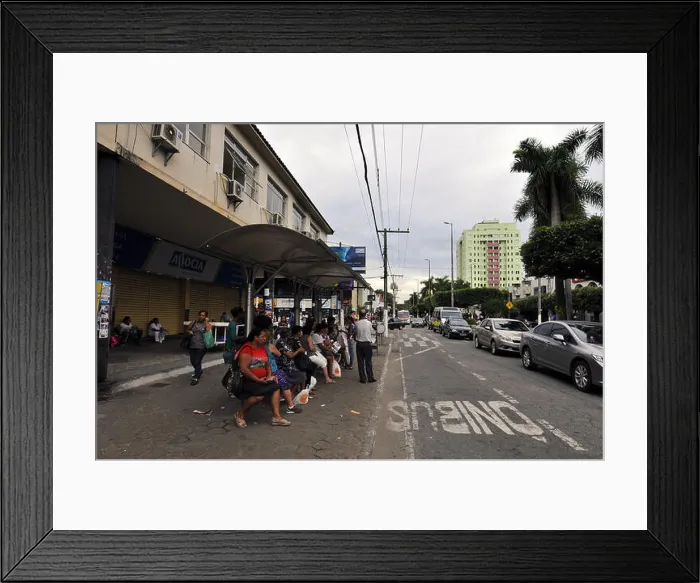 Framed Print : Ponto de onibus no centro comercial da cidade Framed Print : Ponto de onibus no centro comercial da cidade