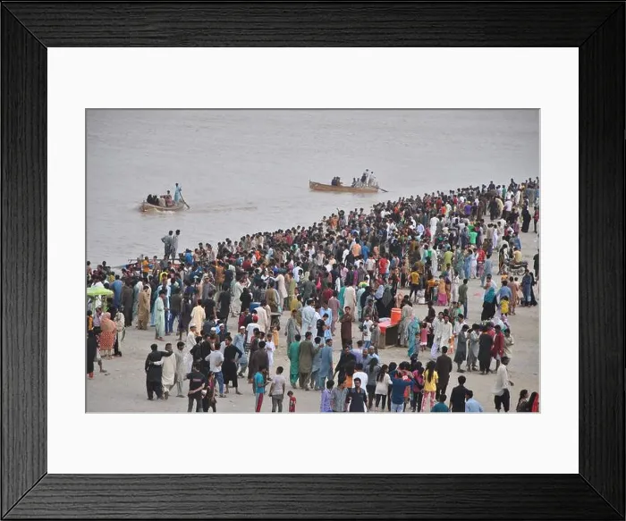 Framed Print : Jamshoro, Pakistan. 19th July, 2017 Framed Print : Jamshoro, Pakistan. 19th July, 2017