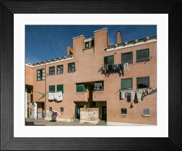 Framed Print : Venedig, Cannaregio-Häuser, postmoderne Wohnsiedlung, 1981 von Vittorio Gregotti erbaut Framed Print : Venedig, Cannaregio-Häuser, postmoderne Wohnsiedlung, 1981 von Vittorio Gregotti erbaut
