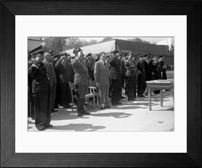Framed Print : Dêblin, 1947-05-11. Uroczysta promocja podchor¹¿ych na chor¹¿ych i podporuczników Oficerskiej Szko³y Lotniczej Framed Print : Dêblin, 1947-05-11. Uroczysta promocja podchor¹¿ych na chor¹¿ych i podporuczników Oficerskiej Szko³y Lotniczej