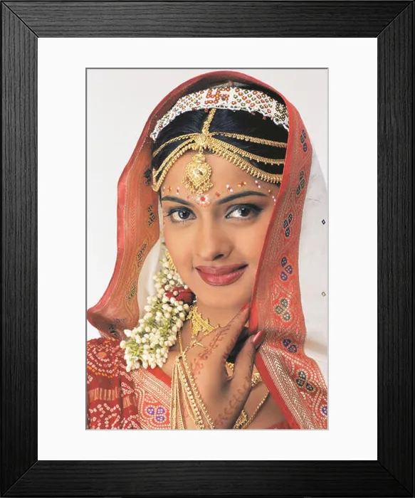 Framed Print : A PORTRAIT OF A GUJARATI Bride dressed in traditional SAREE CALLED 'GHAR CHORU' Framed Print : A PORTRAIT OF A GUJARATI Bride dressed in traditional SAREE CALLED 'GHAR CHORU'