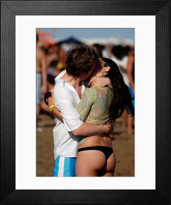 Framed Print : couple kissing on the beach Framed Print : couple kissing on the beach
