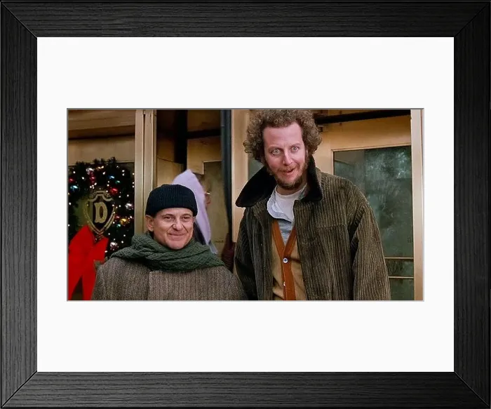 Framed Print : USA. Joe Pesci and Daniel Stern in ©20th Century Fox holiday special : Home Alone 2: Lost in New York (1992) Framed Print : USA. Joe Pesci and Daniel Stern in ©20th Century Fox holiday special : Home Alone 2: Lost in New York (1992)