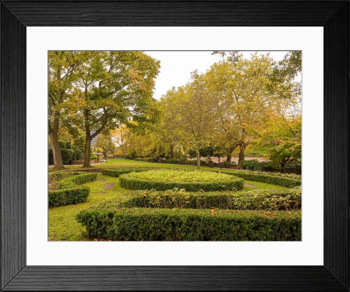 Framed Print : Rembrandt Gardens, Little Venice, London, UK Framed Print : Rembrandt Gardens, Little Venice, London, UK