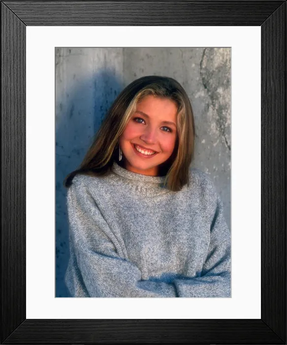 Framed Print : Malibu, California, USA 27th September 1994 (Exclusive) Actress Sarah Chalke poses at a photo shoot on September 27 Framed Print : Malibu, California, USA 27th September 1994 (Exclusive) Actress Sarah Chalke poses at a photo shoot on September 27
