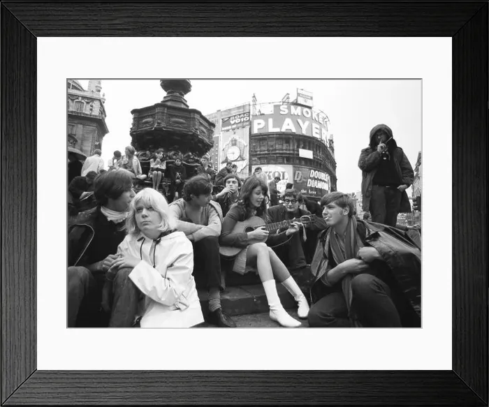 Framed Print : Vashti Bunyan playing guitar and singing at Piccadilly Circus, 1966 Framed Print : Vashti Bunyan playing guitar and singing at Piccadilly Circus, 1966