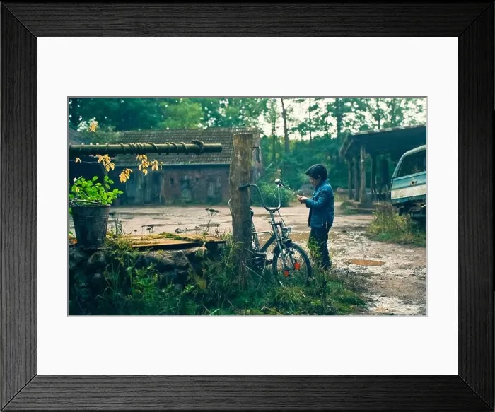 Framed Print : USA. Sebastian Eugene Hansen in a scene from the (C)Apple TV+ new series: Lisey's Story (2021) Framed Print : USA. Sebastian Eugene Hansen in a scene from the (C)Apple TV+ new series: Lisey's Story (2021)