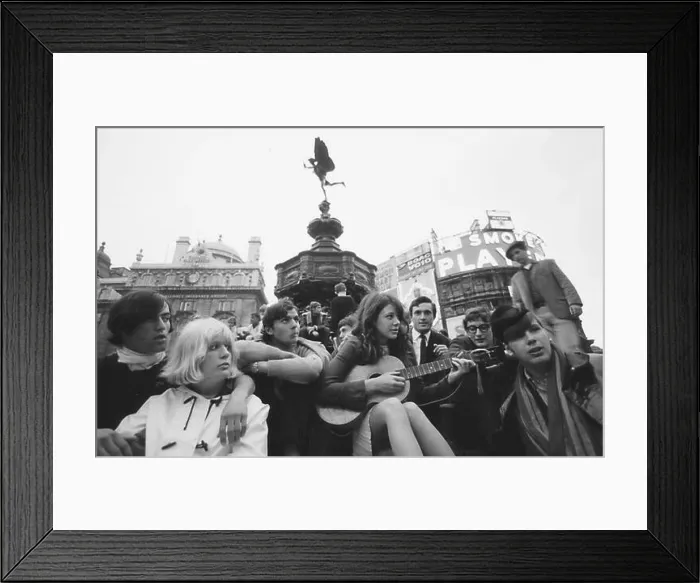 Framed Print : Vashti Bunyan playing guitar and singing at Piccadilly Circus, 1966 Framed Print : Vashti Bunyan playing guitar and singing at Piccadilly Circus, 1966
