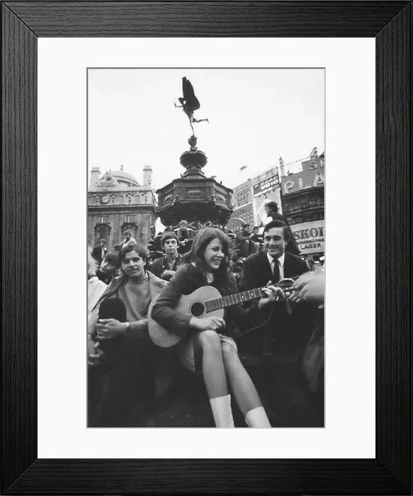 Framed Print : Vashti Bunyan playing guitar and singing at Piccadilly Circus, 1966 Framed Print : Vashti Bunyan playing guitar and singing at Piccadilly Circus, 1966