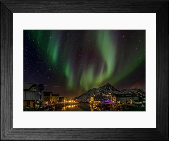 Framed Print : Polarlichter ueber einem beleuchteten und verschneiten Fischerdorf auf den Vesteralen Framed Print : Polarlichter ueber einem beleuchteten und verschneiten Fischerdorf auf den Vesteralen
