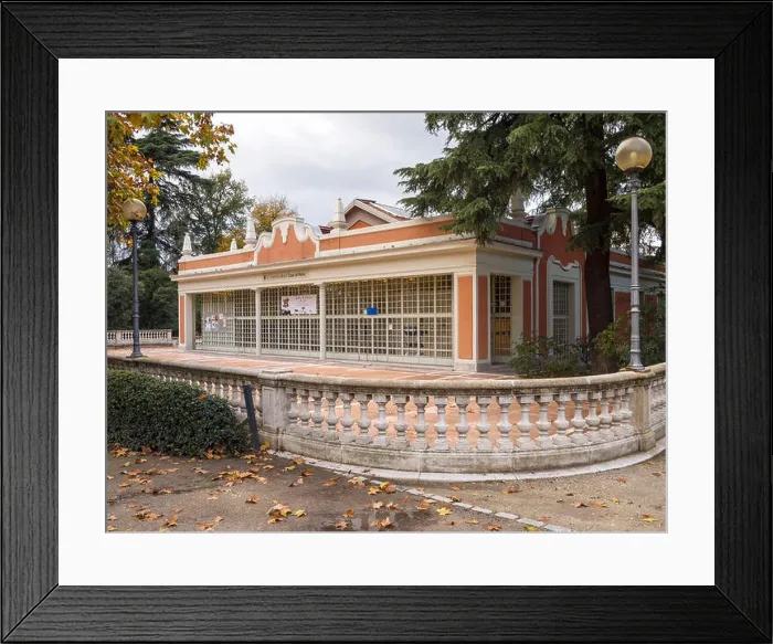 Framed Print : Casa de vacas en el parque de El Retiro de la ciudad de Madrid, España Framed Print : Casa de vacas en el parque de El Retiro de la ciudad de Madrid, España