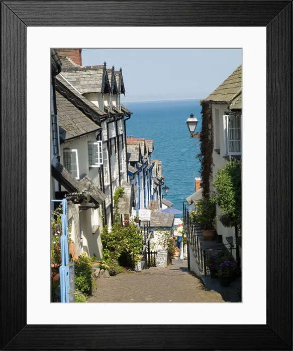 Framed Print : The steep cobbled street leading down to the harbour area in the historic fishing village of Clovelly Framed Print : The steep cobbled street leading down to the harbour area in the historic fishing village of Clovelly
