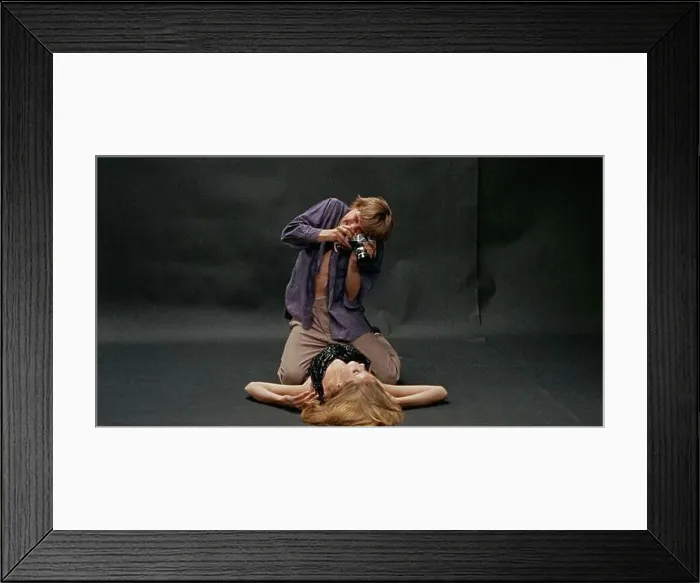 Framed Print : London.UK. Veruschka (Veruschka von Lehndorff) and David Hemmings in a scene in the (C) Bridge Films / MGM Framed Print : London.UK. Veruschka (Veruschka von Lehndorff) and David Hemmings in a scene in the (C) Bridge Films / MGM