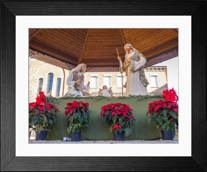 Framed Print : Belén o nacimiento situado en el kiosko de la Plaza de Chamberí en la ciudad de Madrid, España Framed Print : Belén o nacimiento situado en el kiosko de la Plaza de Chamberí en la ciudad de Madrid, España