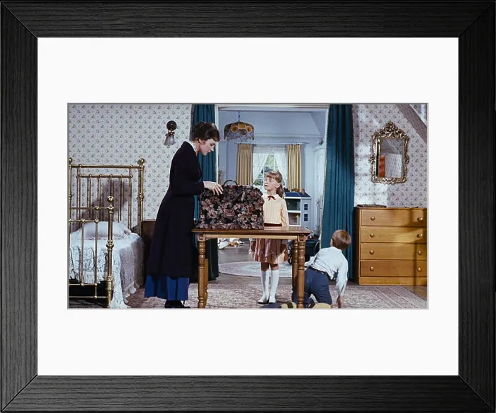 Framed Print : USA. Julie Andrews, Karen Dotrice and Matthew Garber in the ©Walt Disney film: Mary Poppins (1964) Framed Print : USA. Julie Andrews, Karen Dotrice and Matthew Garber in the ©Walt Disney film: Mary Poppins (1964)