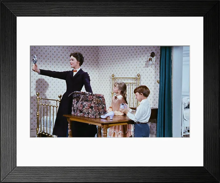 Framed Print : USA. Julie Andrews, Karen Dotrice and Matthew Garber in the ©Walt Disney film: Mary Poppins (1964) Framed Print : USA. Julie Andrews, Karen Dotrice and Matthew Garber in the ©Walt Disney film: Mary Poppins (1964)