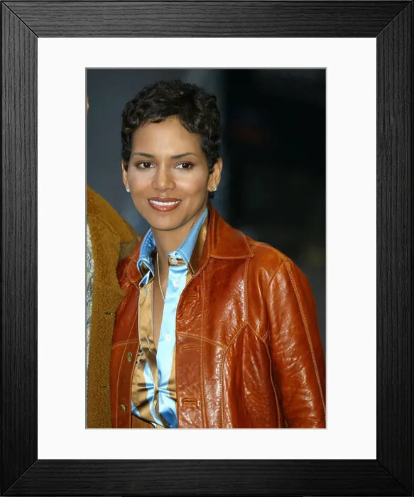 Framed Print : HALLE BERRY STAR WARS PREMIERE LONDON ODEON LEICESTER SQUARE LONDON ENGLAND 14 May 2002 Framed Print : HALLE BERRY STAR WARS PREMIERE LONDON ODEON LEICESTER SQUARE LONDON ENGLAND 14 May 2002