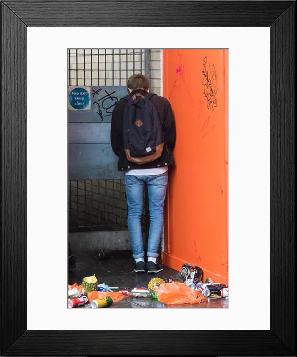 Framed Print : London, UK. 30th August, 2015. With toilet facilities suffering long queues Framed Print : London, UK. 30th August, 2015. With toilet facilities suffering long queues