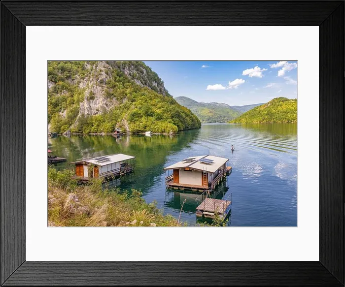 Framed Print : 5 September 2025, Perucac, Serbia: Floating wooden house on the Drina River with surrounding mountains Framed Print : 5 September 2025, Perucac, Serbia: Floating wooden house on the Drina River with surrounding mountains