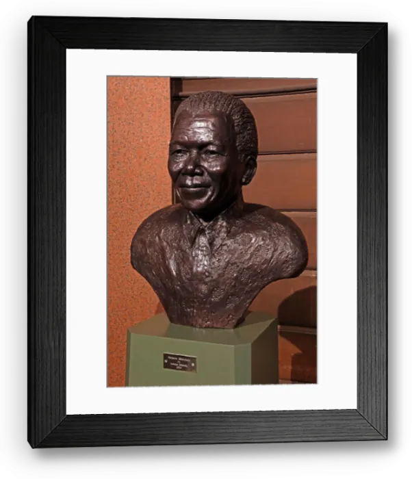 Framed Print : Nelson Mandela statue, Glasgow City Chambers entrance, by Deirdre Nicholls, 2014 Framed Print : Nelson Mandela statue, Glasgow City Chambers entrance, by Deirdre Nicholls, 2014
