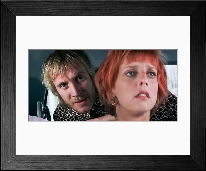Framed Print : UK. Rhys Ifans and Emma Chambers in the (C)Universal Pictures film : Notting Hill (1999) Framed Print : UK. Rhys Ifans and Emma Chambers in the (C)Universal Pictures film : Notting Hill (1999)