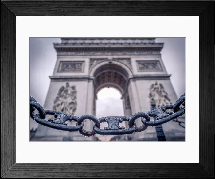 Framed Print : Chain links and the Arc de Triomphe in the background Framed Print : Chain links and the Arc de Triomphe in the background