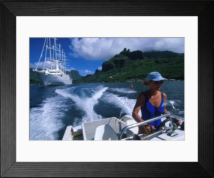 Framed Print : Wasserskifahren, Kreuzfahrtschiff Club Med 2 Moorea, Franz. Polynesien Framed Print : Wasserskifahren, Kreuzfahrtschiff Club Med 2 Moorea, Franz. Polynesien