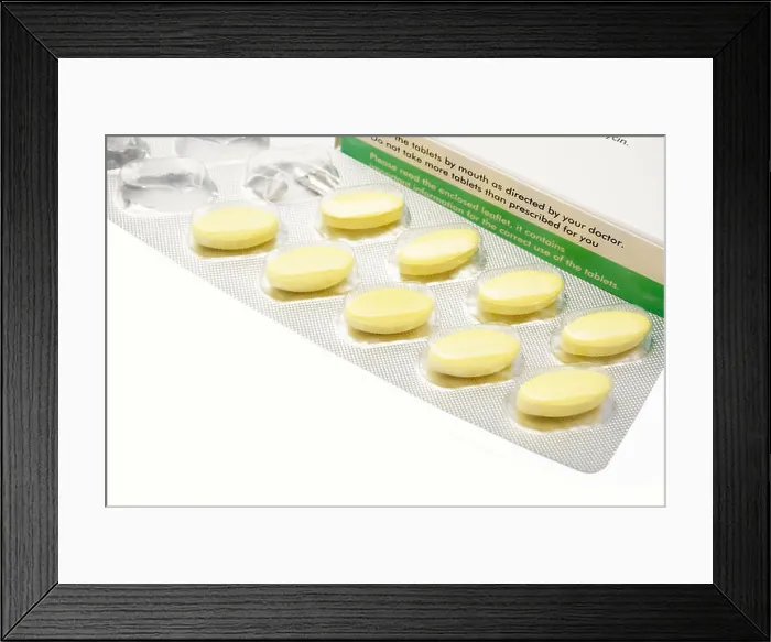 Framed Print : Clarithromycin tablets antibiotics belonging to a group of medicines known as macrolides Framed Print : Clarithromycin tablets antibiotics belonging to a group of medicines known as macrolides