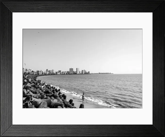 Framed Print : Marine Drive with locals and travellers enjoying the sun bathing at the Chowpatty beach Framed Print : Marine Drive with locals and travellers enjoying the sun bathing at the Chowpatty beach