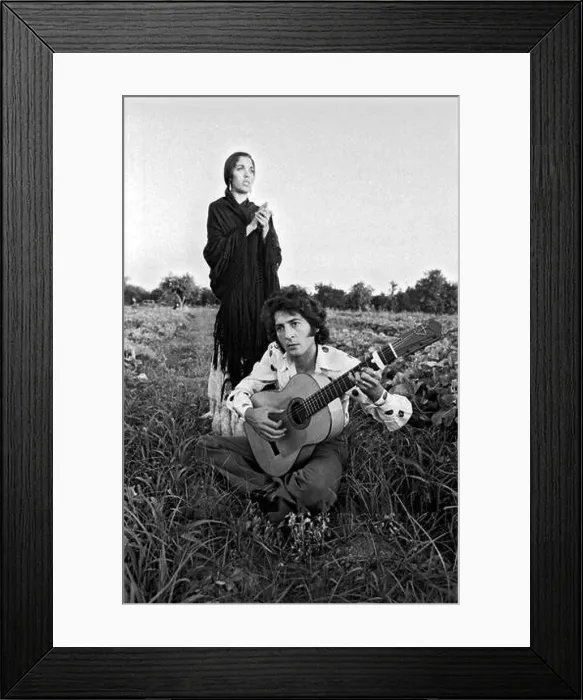 Framed Print : Lole y Manuel en una foto promocional de su disco Pasaje del agua del año 1977 Framed Print : Lole y Manuel en una foto promocional de su disco Pasaje del agua del año 1977