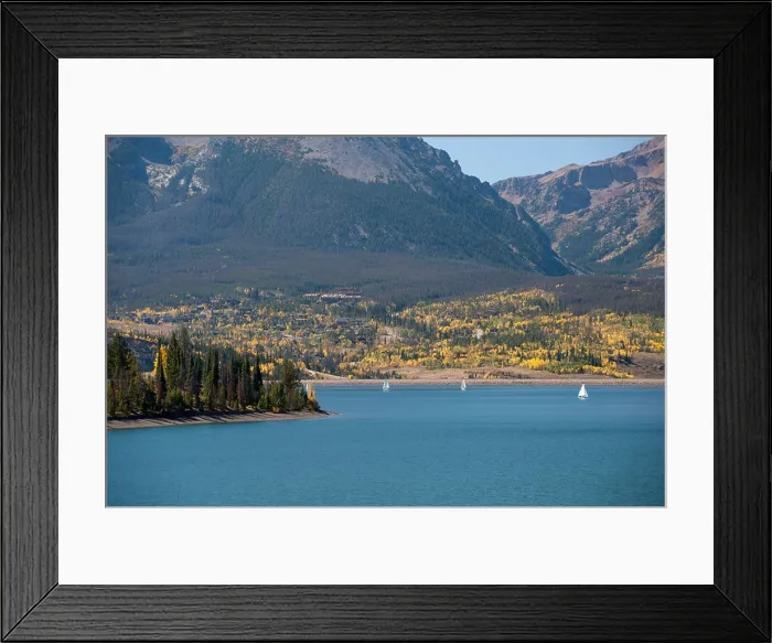 Framed Print : Sailboats on Dillon Reservoir near Silverthorne, Colorado. Buffalo Mountain is in the background Framed Print : Sailboats on Dillon Reservoir near Silverthorne, Colorado. Buffalo Mountain is in the background