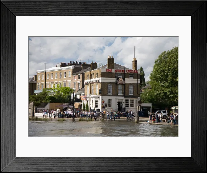 Framed Print : Banks of the River Thames flooding at the White Cross pub, Richmond Framed Print : Banks of the River Thames flooding at the White Cross pub, Richmond