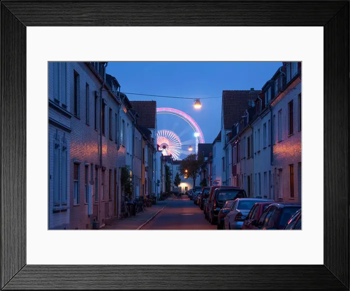 Framed Print : Wohnhaeuser in Findorff und Riesenrad vom Bremer Freimarkt bei Abenddämmerung Framed Print : Wohnhaeuser in Findorff und Riesenrad vom Bremer Freimarkt bei Abenddämmerung