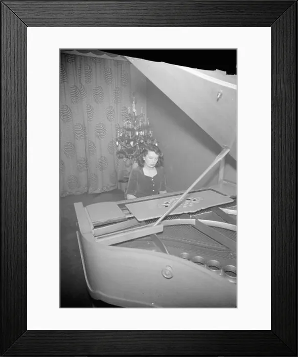 Framed Print : Dorothea Aspinall performs on a grand piano for American troops in a London flat during a Christmas celebration Framed Print : Dorothea Aspinall performs on a grand piano for American troops in a London flat during a Christmas celebration
