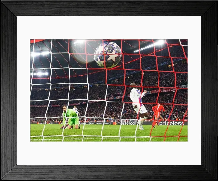 Framed Print : Serge GNABRY, FCB 7 scores, shoots goal Framed Print : Serge GNABRY, FCB 7 scores, shoots goal