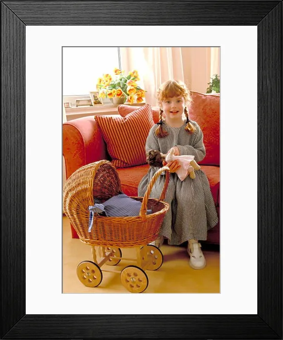 Framed Print : Portrait, Ganzfigur, Innenraum Framed Print : Portrait, Ganzfigur, Innenraum
