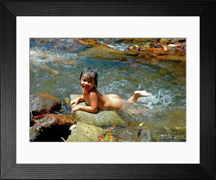 Framed Print : Kleines Maedchen schwimmt nackt im Bach Framed Print : Kleines Maedchen schwimmt nackt im Bach