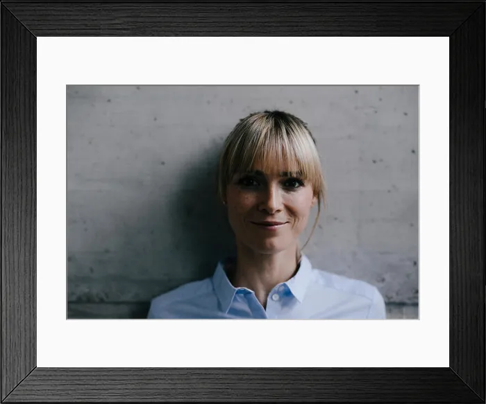 Framed Print : Portrait of a blond businesswoman, looking confidently Framed Print : Portrait of a blond businesswoman, looking confidently