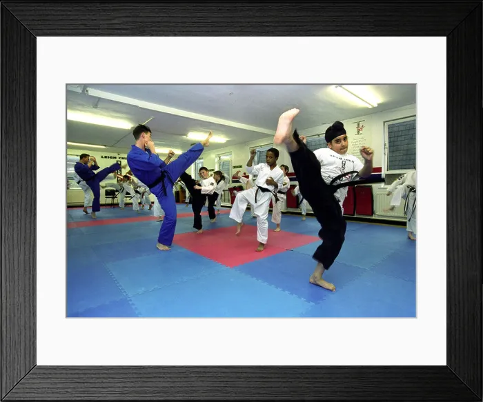 Framed Print : CHILDREN LEARNING KARATE AT LEIGH CHILDS MARTIAL ARTS SCHOOL SWINDON UK Framed Print : CHILDREN LEARNING KARATE AT LEIGH CHILDS MARTIAL ARTS SCHOOL SWINDON UK