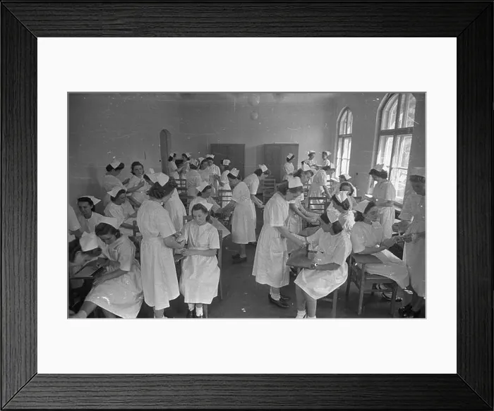 Framed Print : Polska, 1946-05. Zajêcia praktyczne uczennic dwuletniej szko³y pielêgniarskiej Framed Print : Polska, 1946-05. Zajêcia praktyczne uczennic dwuletniej szko³y pielêgniarskiej