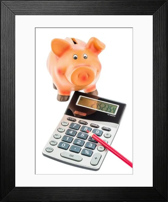 Framed Print : Ein roter Stift liegt auf einem Taschenrechner neben einem Sparschwein Framed Print : Ein roter Stift liegt auf einem Taschenrechner neben einem Sparschwein