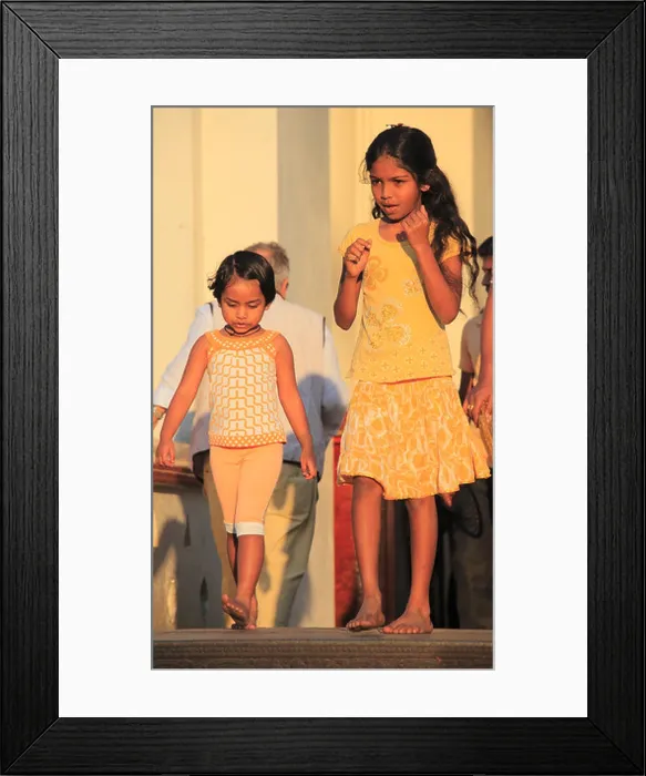 Framed Print : Sri Lanka; Kandy; children, girls, people Framed Print : Sri Lanka; Kandy; children, girls, people