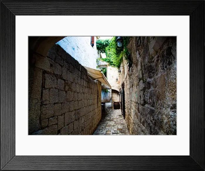 Framed Print : Trogir, pequeño pueblo muy pintoresco con calles medievales estrechas Framed Print : Trogir, pequeño pueblo muy pintoresco con calles medievales estrechas