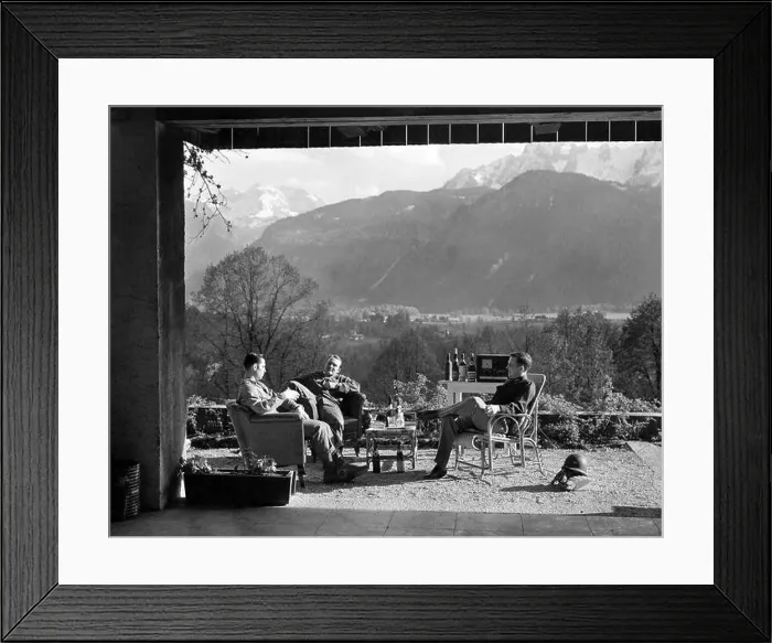 Framed Print : Photograph of members of the Easy Company including Major Dick Winters (1918-2011) Framed Print : Photograph of members of the Easy Company including Major Dick Winters (1918-2011)